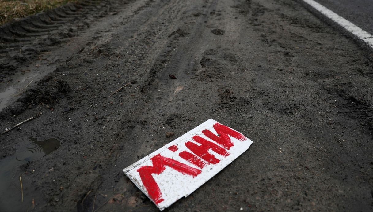 Ucraina, mine sull'autostrada vicino Kiev: auto fanno lo slalom. Il video
