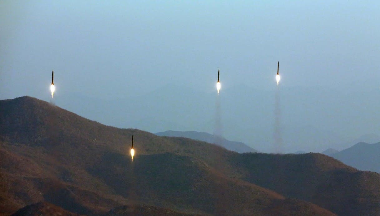 Immagini di un lancio di missili dalla Corea del Nord, avvenuto nel 2017.