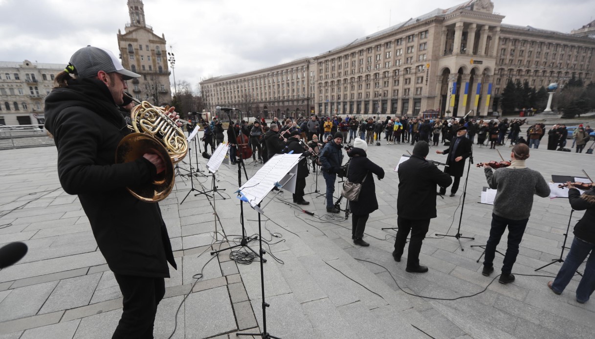 L'orchestra classica di Kiev suona l'Inno alla Gioia in piazza Maidan: un concerto per chiedere la pace