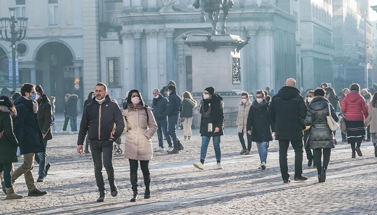 Torino, a piazza San Carlo compare gigantesca scritta "ti amo ancora": mistero sugli autori, sarà cancellata