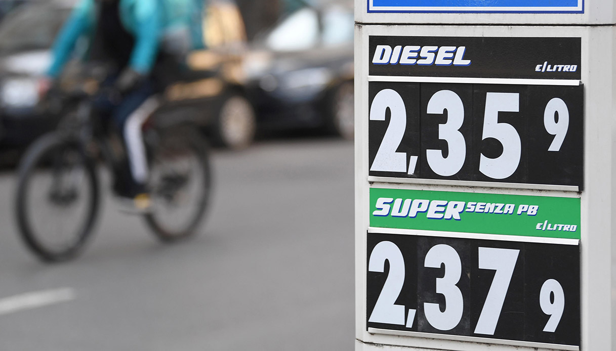 Caro benzina, boom di furti di carburante dalle auto parcheggiate: come operano i ladri e quali sono i danni