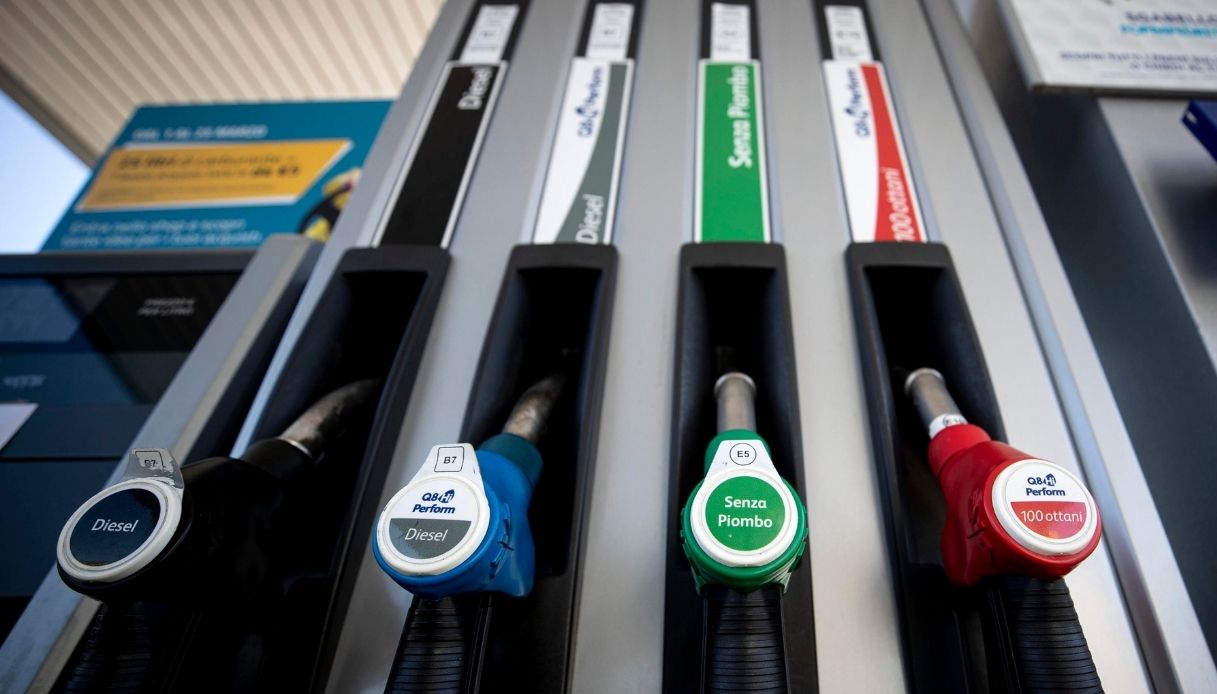 Caro carburante, la Procura di Roma cerca i responsabili e la benzina supera il gasolio: prezzi alle stelle