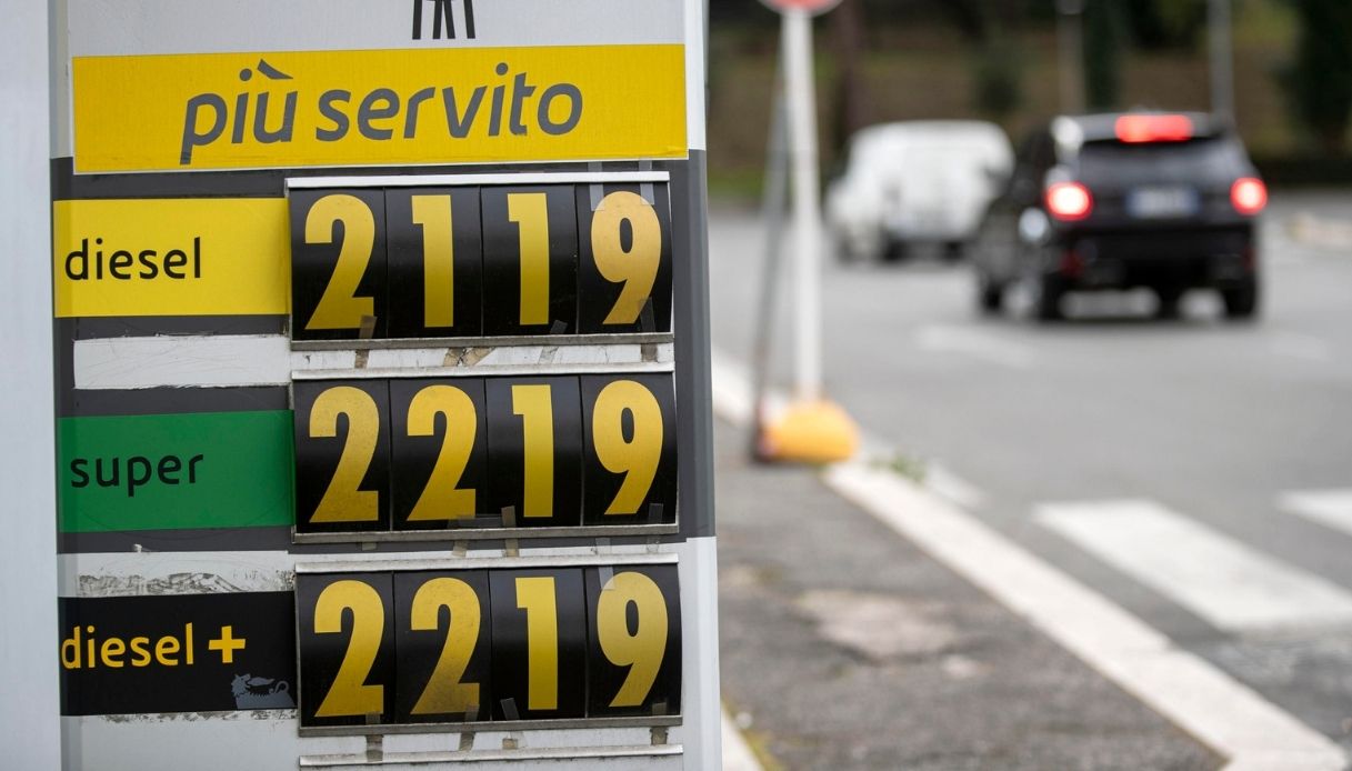 Caro carburante: benzina e diesel alle stelle, accise e tasse nel mirino