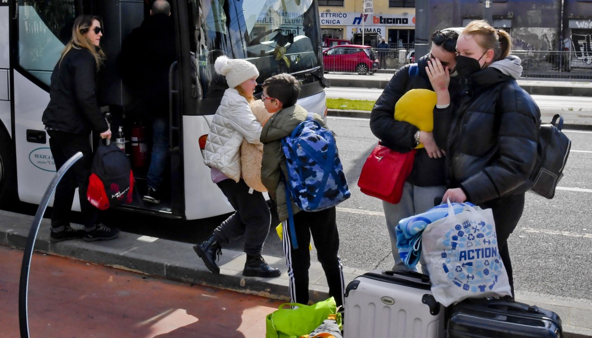 Ucraina, l'ambasciata italiana a Kiev si sposta a Leopoli. E l'ambasciatore Zaso porta in salvo 20 bambini