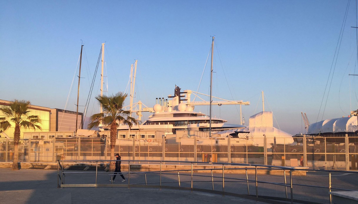Appartiene a Putin il mega yacht da 700 milioni a Marina di Carrara, la conferma sullo Scheherazade
