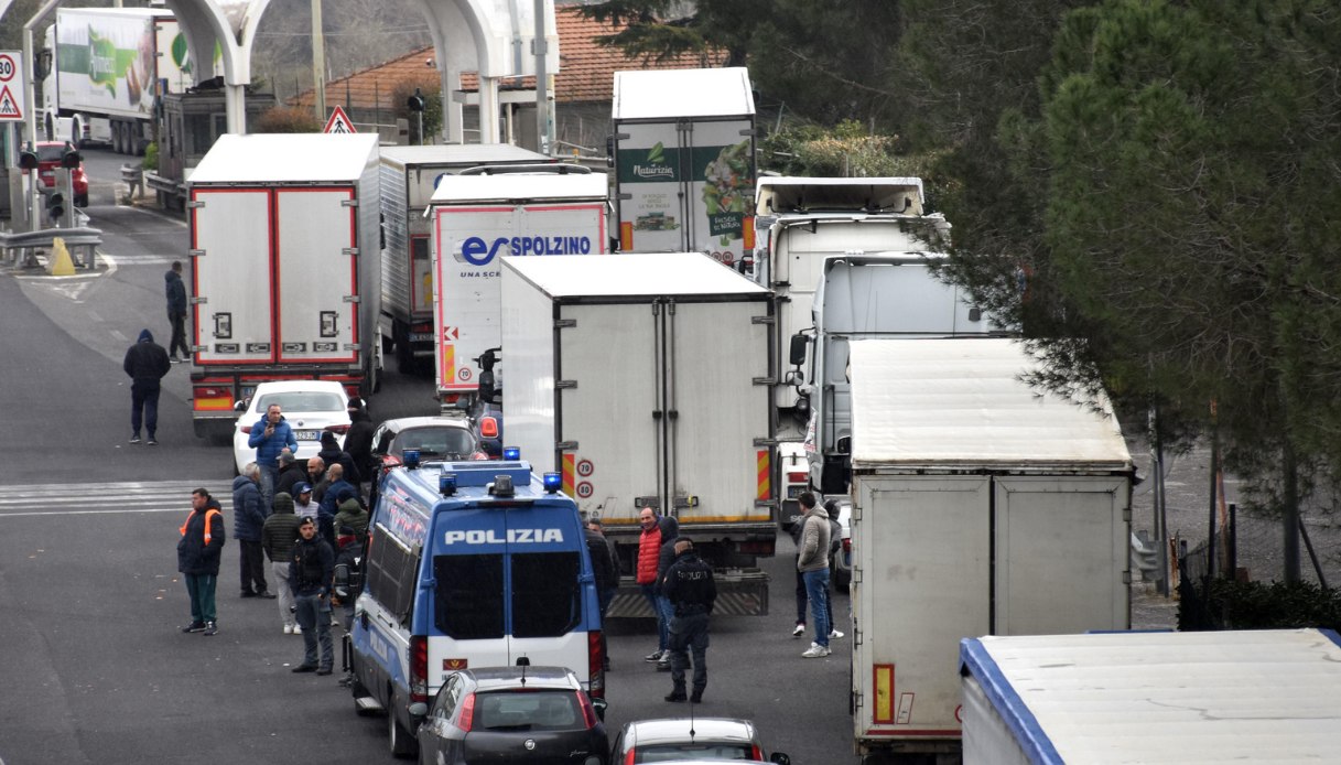Sciopero camion per caro-carburante, da lunedì 14 marzo blocco degli autotrasportatori: la protesta