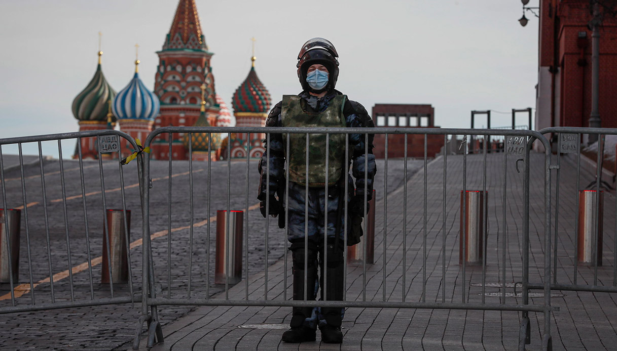 Soldato russo davanti al Cremlino