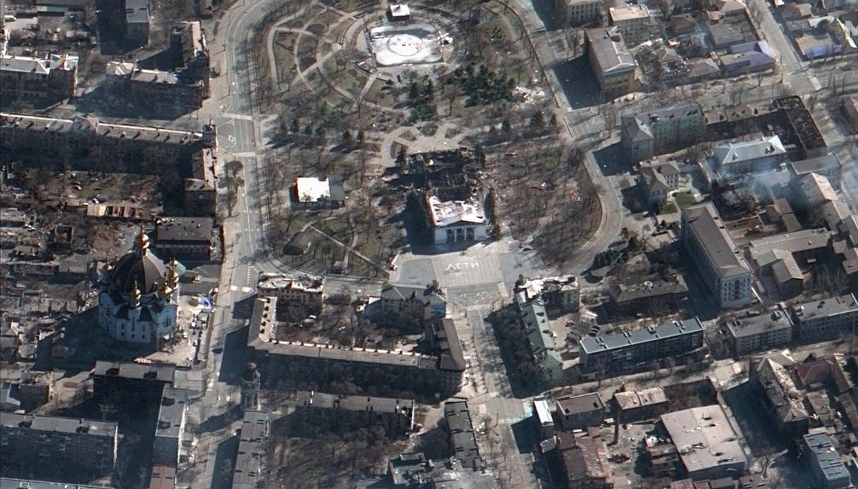  Immagini satellitari del teatro bombardato di Mariupol.