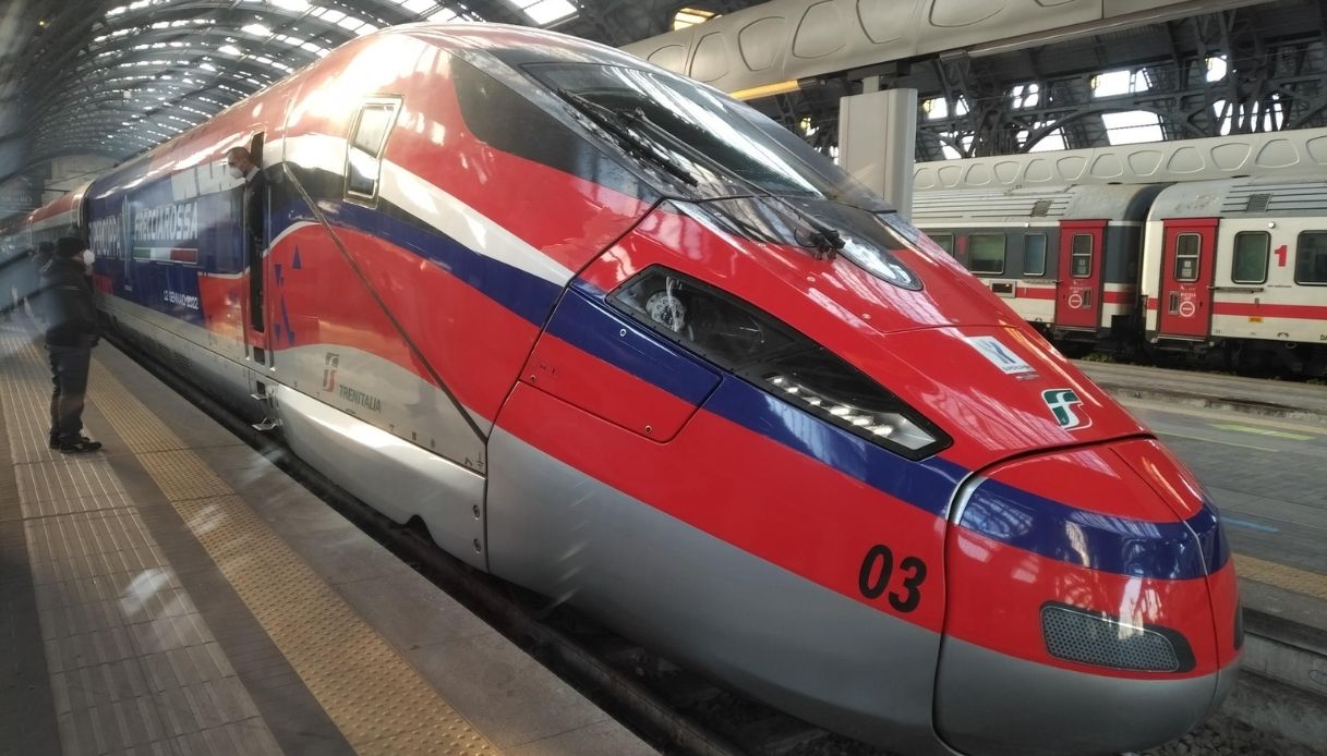 Attacco hacker a Trenitalia e Fs: biglietterie e self service fuori uso. Cosa sta succedendo