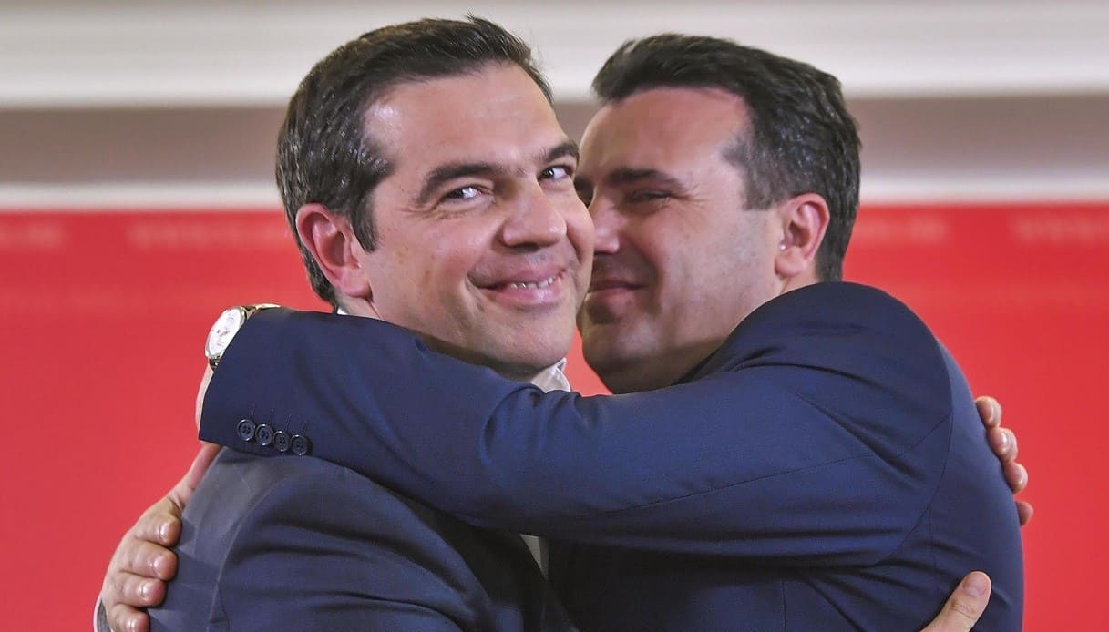 Un abbraccio tra i primi gli ex primi ministri greco e macedone, Alexis Tsipras e Zoran Zaev.