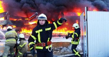 Bombe su impianto chimico in Ucraina: allerta ammoniaca. Attaccato centro commerciale dopo no ultimatum russo