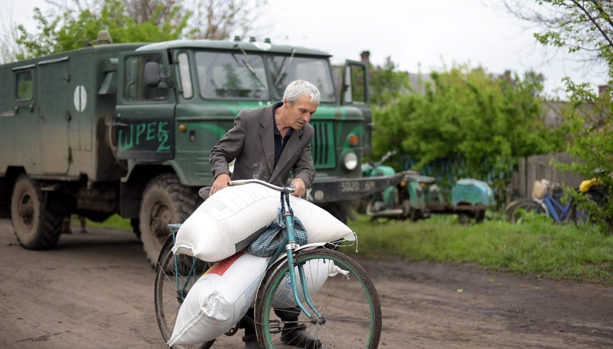 Un convoglio umanitario in Ucraina, con scorte alimentari.