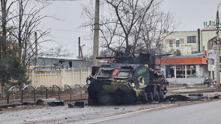 Krieg in der Ukraine, die Russen demonstrieren gegen Putin: Verhaftungen auf den Plätzen der wichtigsten Städte