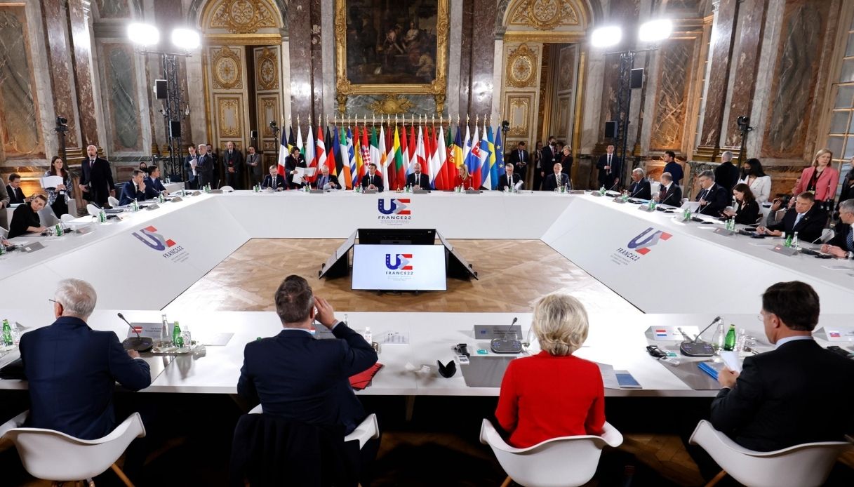 Draghi incontra Macron a Versailles: il punto sul recovery della guerra e sulle sanzioni