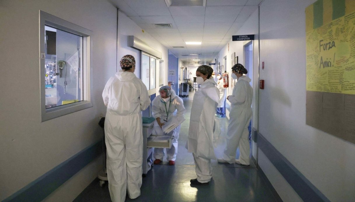 Covid, tornano le visite in ospedale dei parenti: via libera dal 10 marzo, regole e cosa cambia