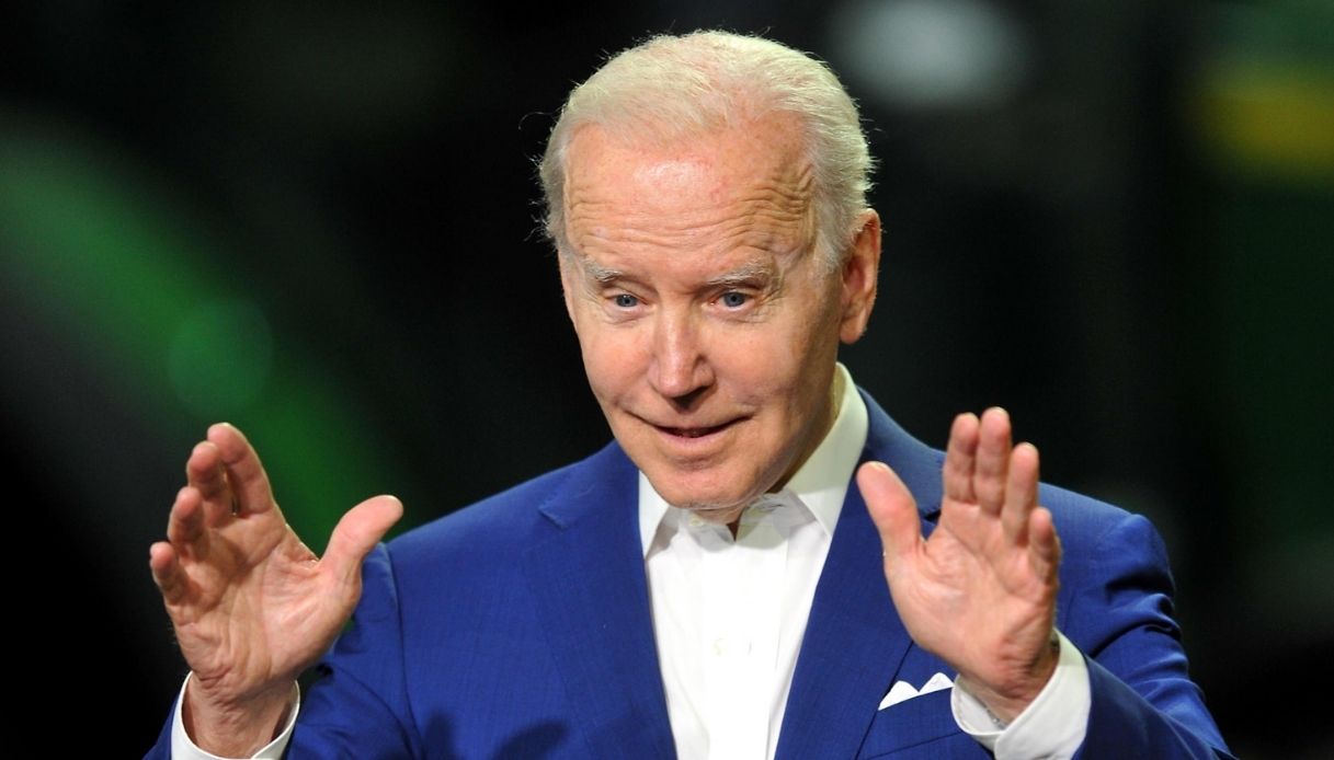 Joe Biden e la stretta di mano immaginaria: il video della nuova gaffe