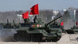 Perché i soldati russi hanno una bandiera rossa con la falce e il martello: qual è il suo significato
