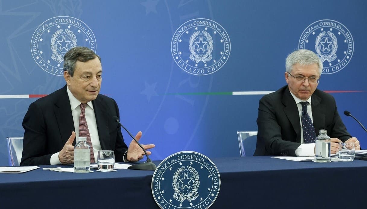 Mario Draghi e il ministro del Tesoro Franco in conferenza stampa.