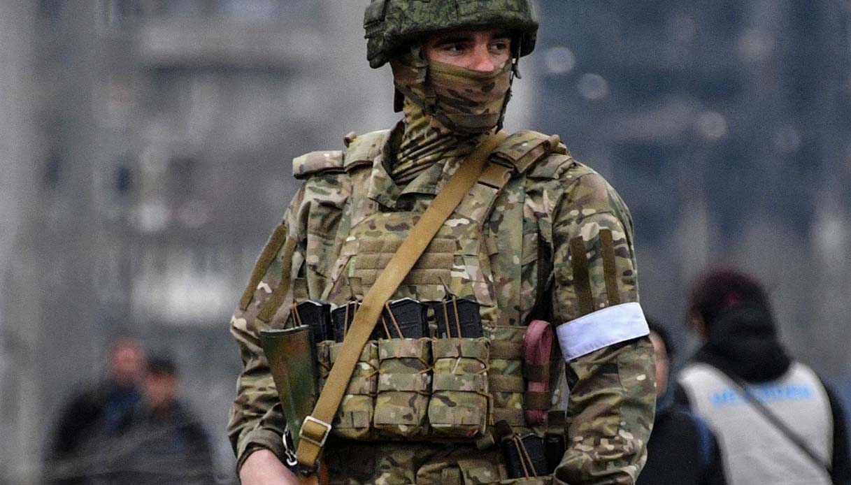 Guerra en Ucrania: Tras el uso de la Z, una venda blanca en el brazo