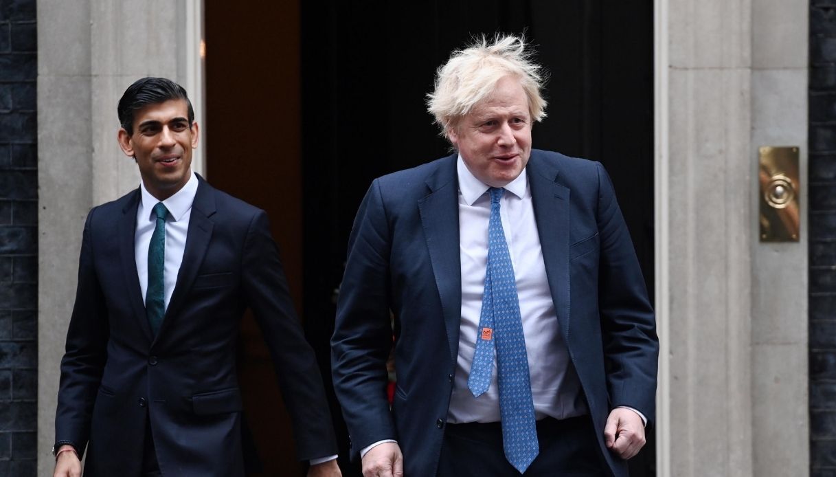 Partygate, Boris Johnson e Rishi Sunak multati per le feste durante lockdown: chieste dimissioni del premier
