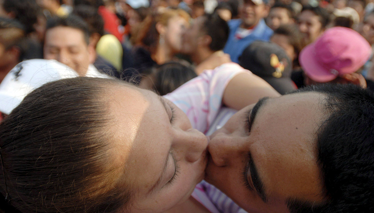 Giornata internazionale del bacio: il 13 aprile quello record dalla durata incredibile