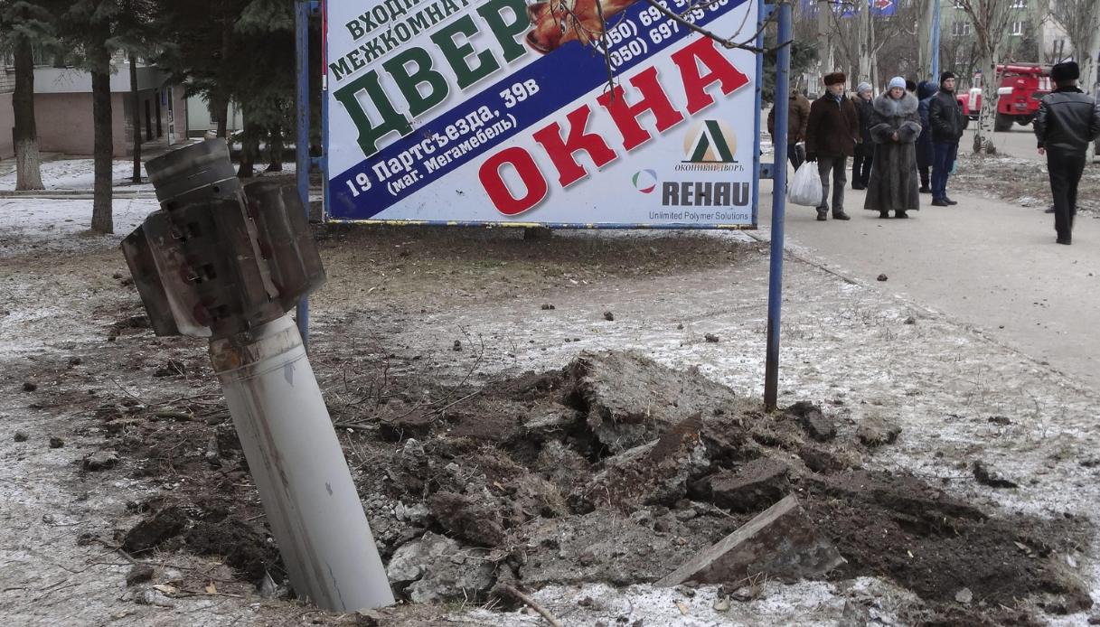 Ucraina, bombe su stazione di Kramatorsk: oltre 30 vittime. Media locali: "Per i bambini" scritto sul missile