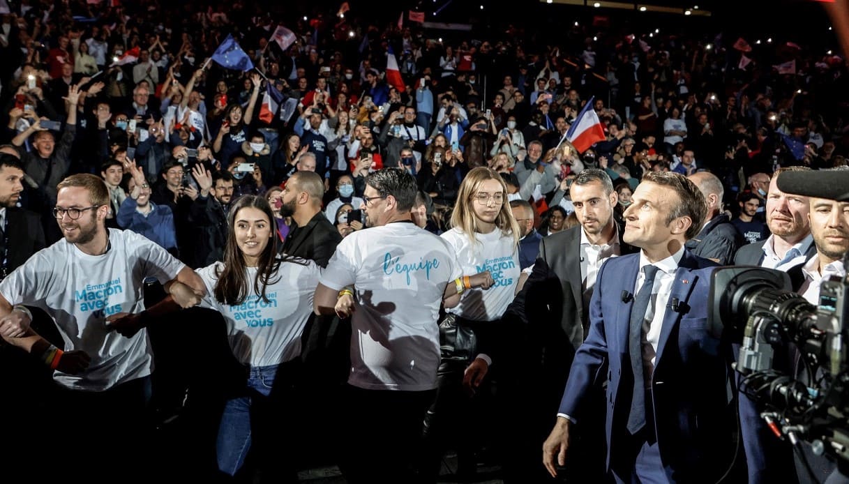 Macron al comizio di Parigi, che si è tenuto il 2 aprile alla periferia della capitale, nel complesso a La Defense Arena.