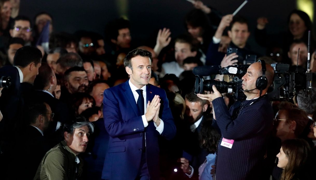 Macron rieletto in Francia, anche Putin e Xi si congratulano per il bis all'Eliseo: le reazioni del mondo