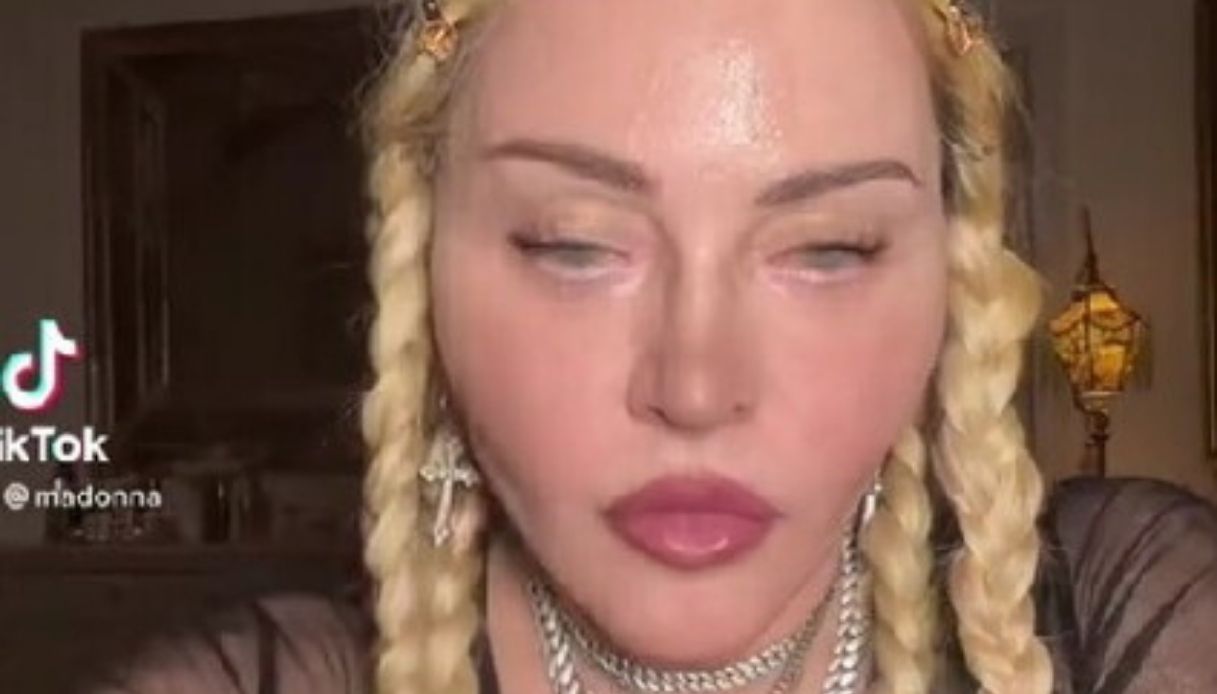 Madonna preoccupa i fan, irriconoscibile sui video di TikTok: "Che hai fatto? Fatti aiutare"