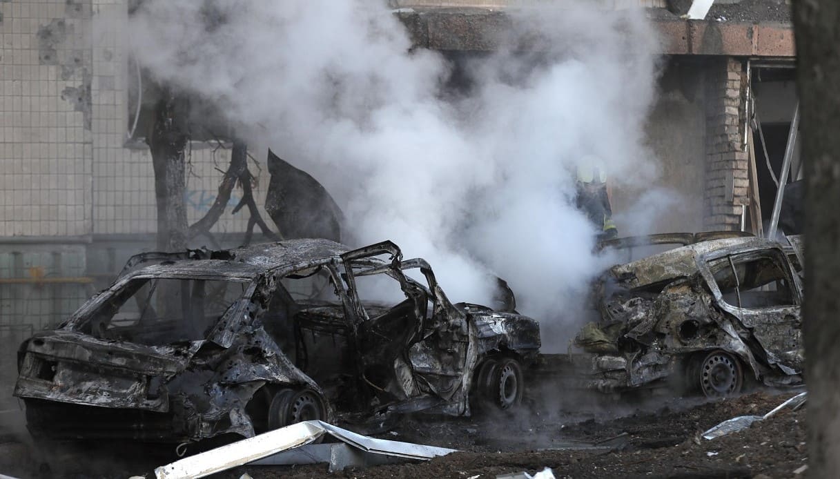 Un'auto distrutta a Mariupol