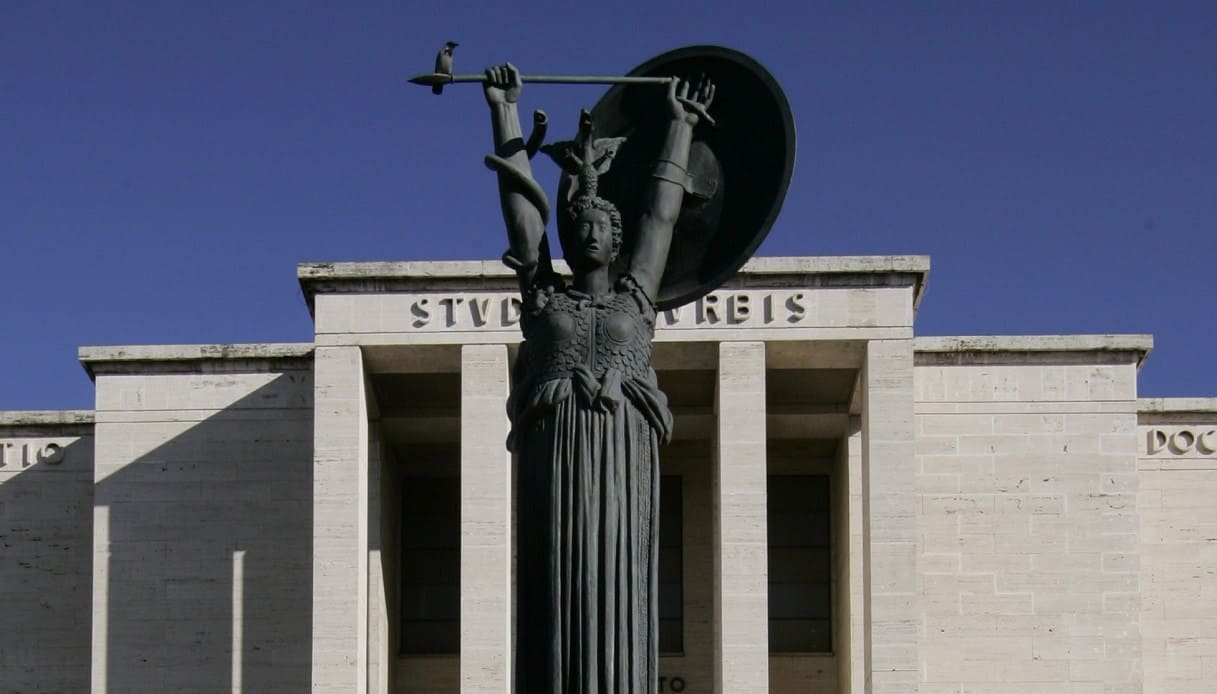 La Minerva nel piazzale dell'Università La Sapienza.