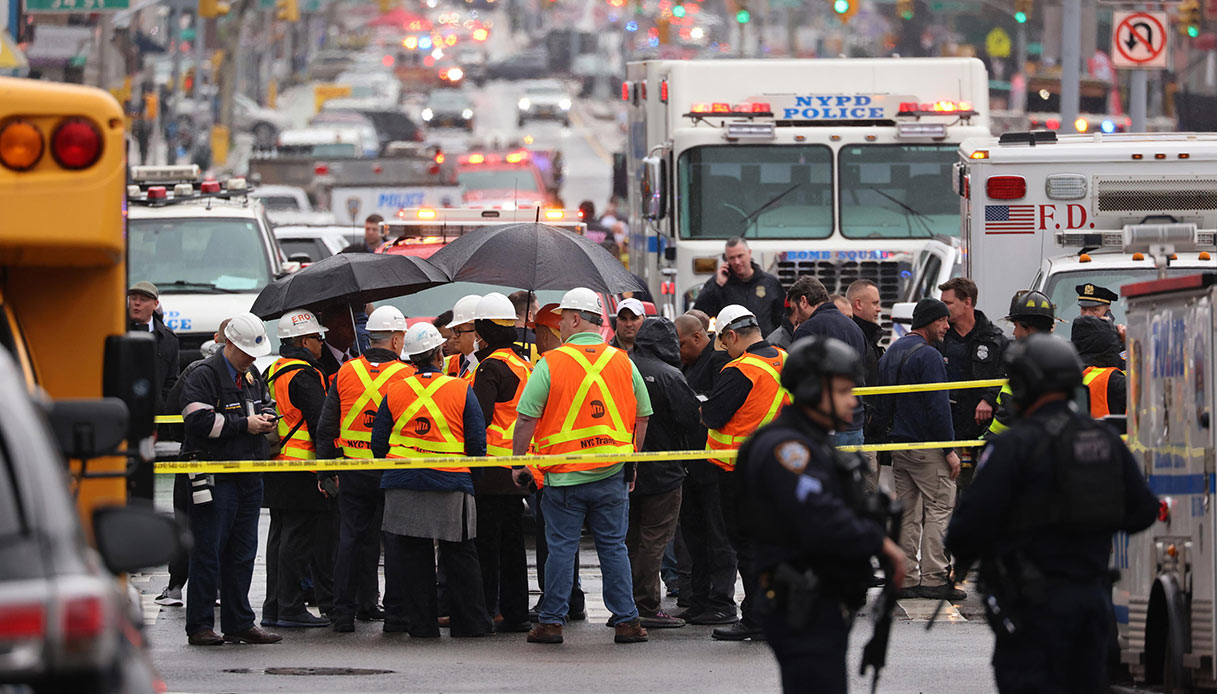 Attentato a New York, caccia all'uomo che ha aperto il fuoco nella metropolitana e ferito molti passeggeri