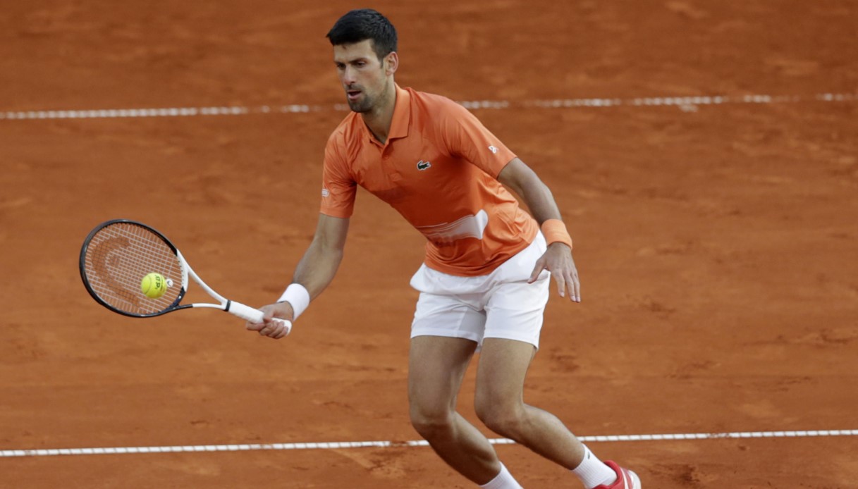 Djokovic contro Wimbledon: il serbo difende i tennisti russi dopo l'esclusione dal torneo