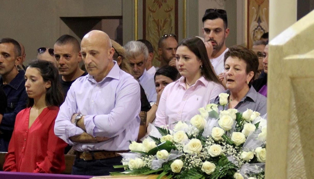 I parenti al funerale di Andrea Zamperoni.