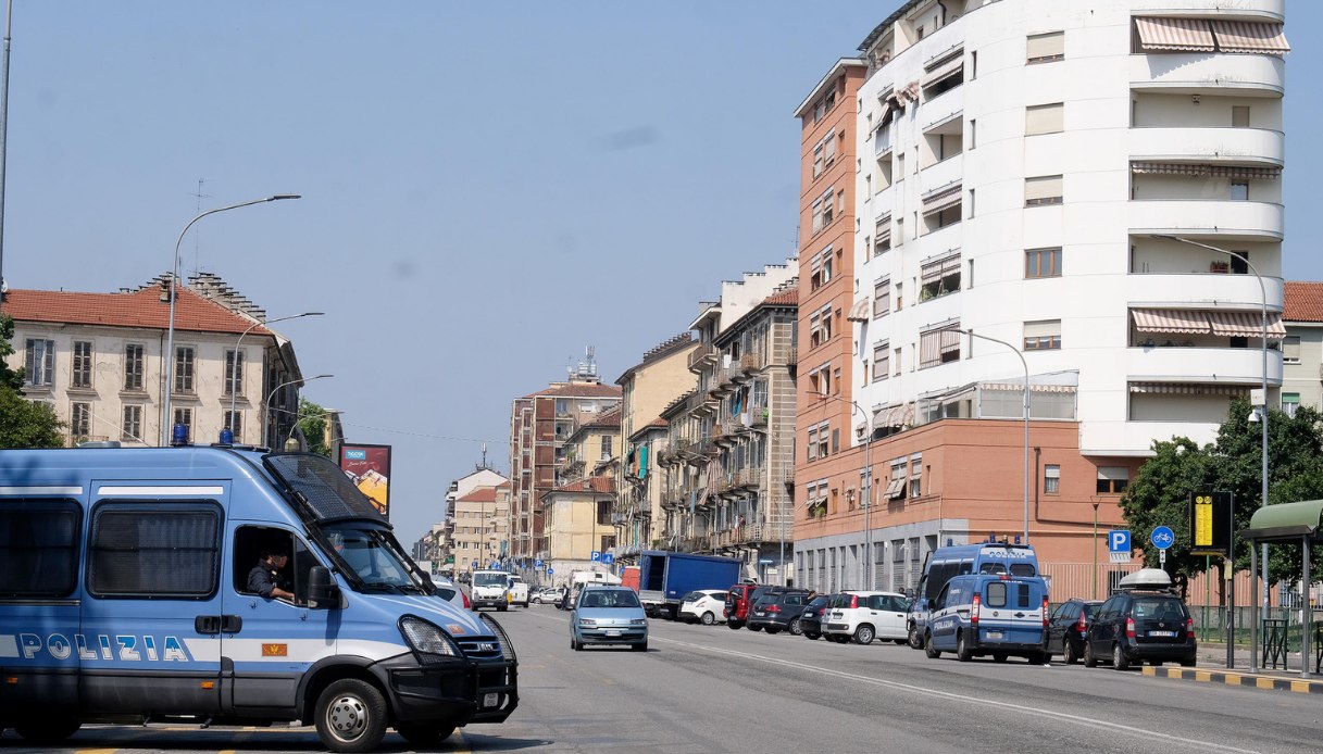 Torino, maxi rissa a colpi di katana per strada: scontro tra bande con spray urticante e una spada