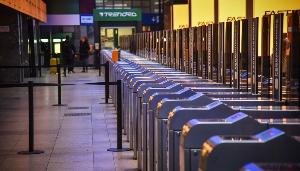 Sciopero oggi venerdì 22 aprile 2022: a rischio treni, aerei e disagi in autostrada, orari garantiti e motivi