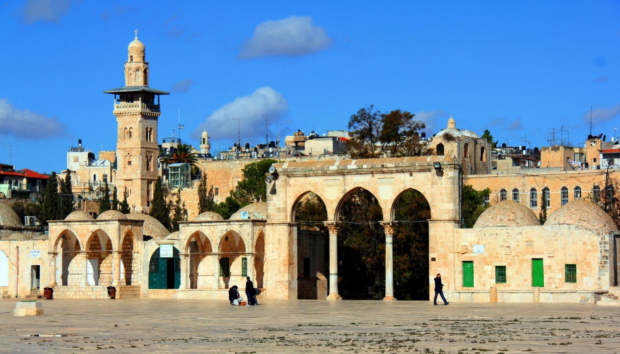 Gerusalemme, scontri violenti sulla Spianata delle Moschee prima di Pasqua: tra i luoghi più sacri per l'Islam