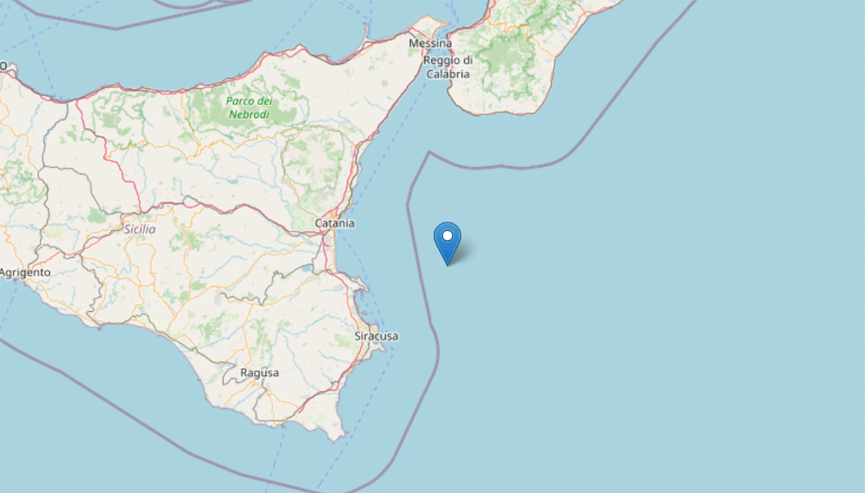 Terremoto in Sicilia di magnitudo 4.2 avvertito in tutta l'isola: social presi d'assalto in piena notte