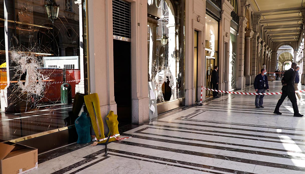 Torino, massacra di pugni il figlio di 6 anni: 