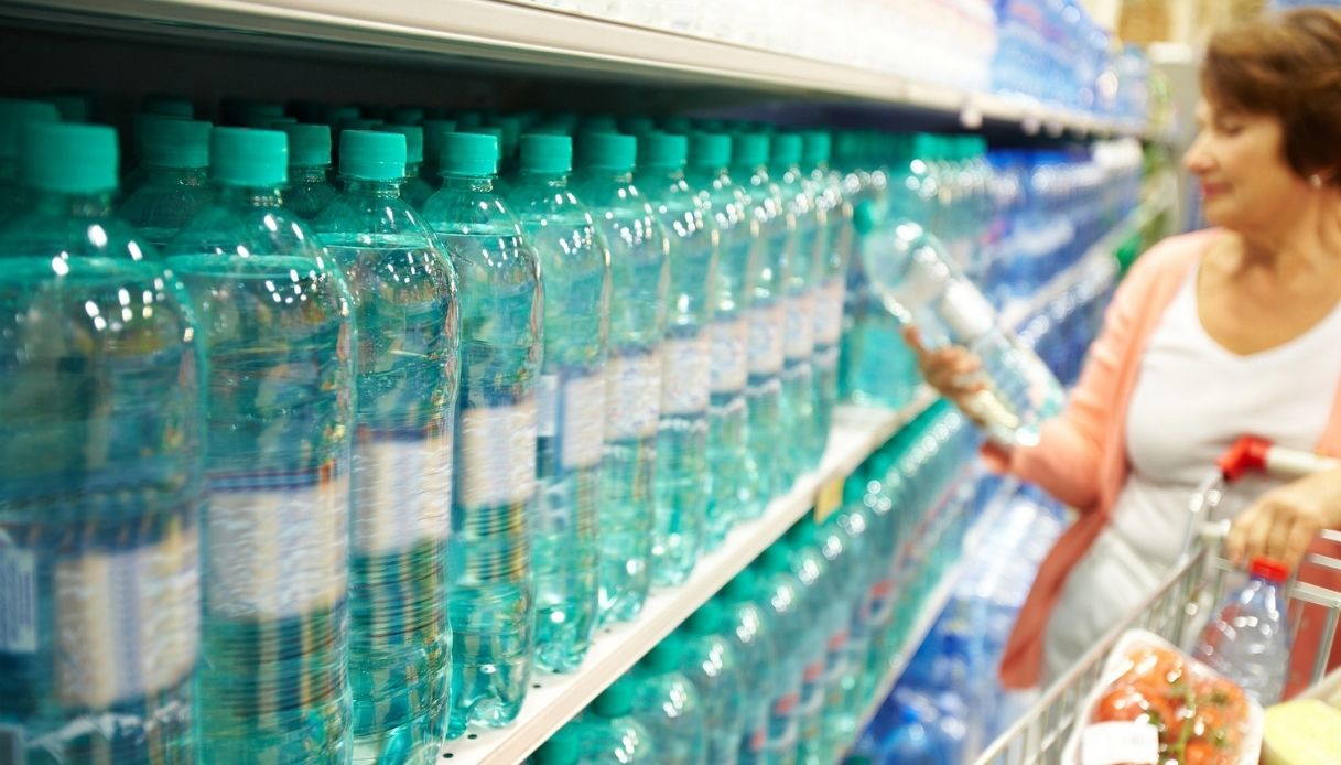 Acqua minerale ritirata dai supermercati: ecco i lotti a rischio