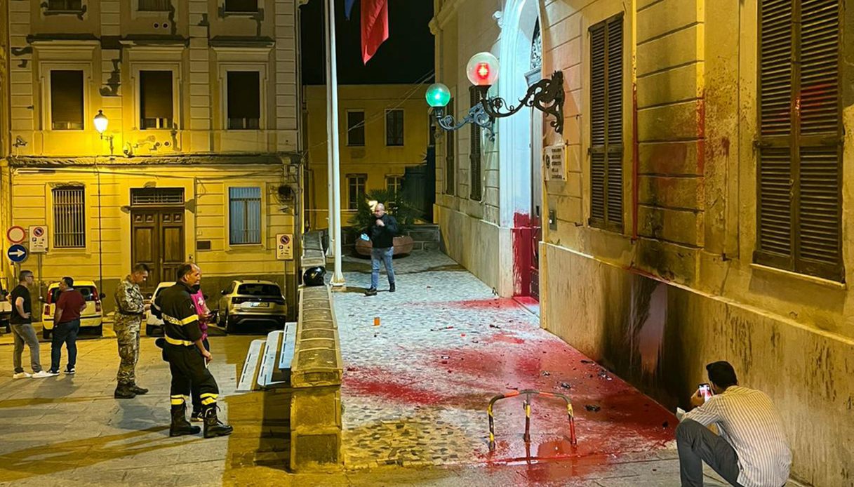 Attentato incendiario contro Comando dell'Esercito a Cagliari, lancio di molotov e vernice: le indagini