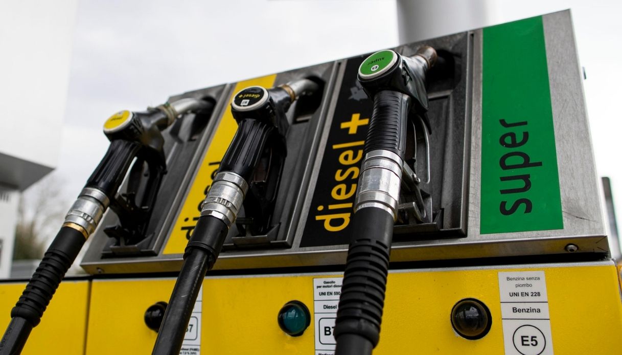 I prezzi della benzina tornano a salire: vicini al record di marzo, ma c'è lo sconto sull'accisa fino a luglio