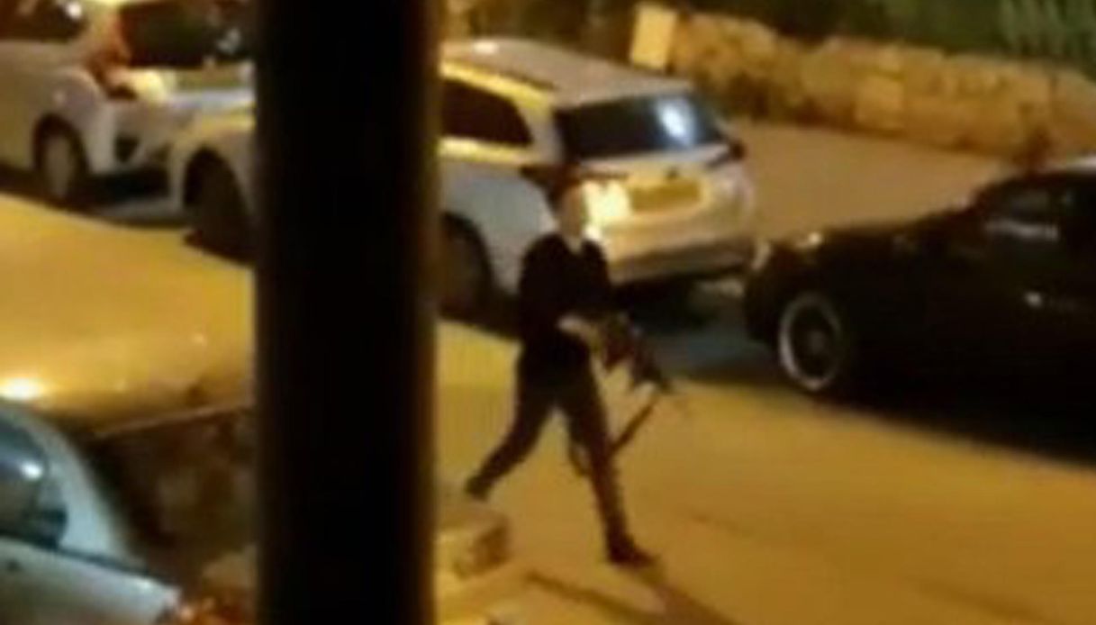 Attacco terroristico con ascia e pistola: tre morti, è caccia all'uomo