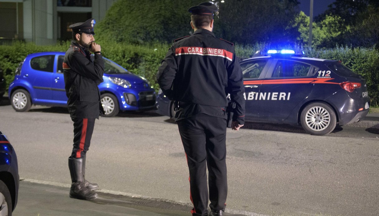 Madre e figlio trovati morti in casa a Milano: l'uomo ha ucciso l'anziana madre e si è impiccato