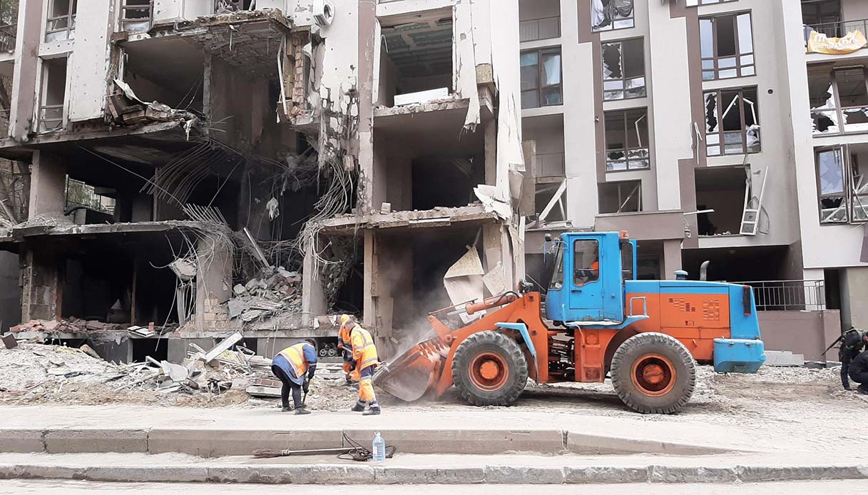 Kiev, residenti tornano nelle case distrutte dopo la ritirata russa: quanto ci vorrà per ricostruire la città