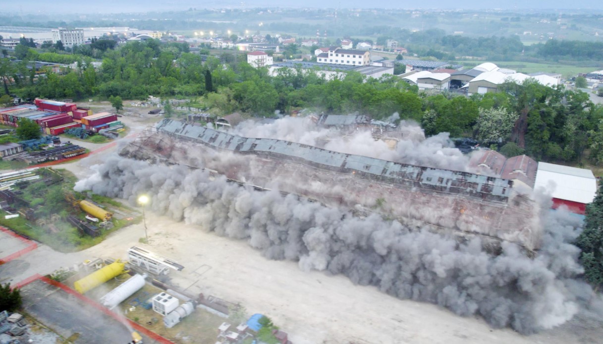 Demolito con l'esplosivo, l'ex zuccherificio di Chieti va giù in un secondo: le spettacolari immagini
