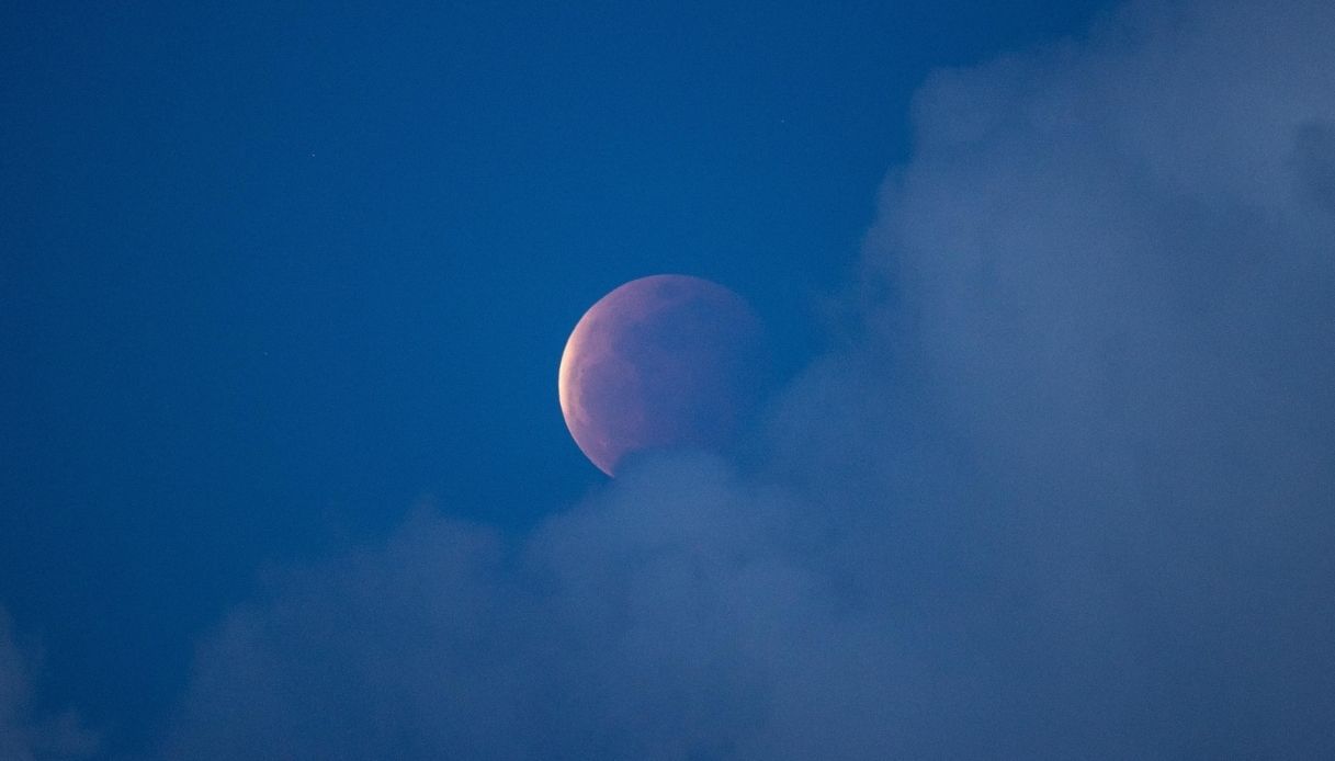 Luna rossa, eclissi lunare 15 e 16 maggio: quando e come vederla in Italia