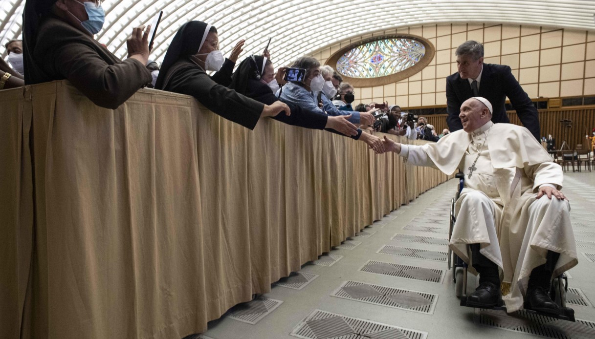Papa Francesco arriva sulla sedia a rotelle ad un incontro in Vaticano: le foto fanno il giro del mondo