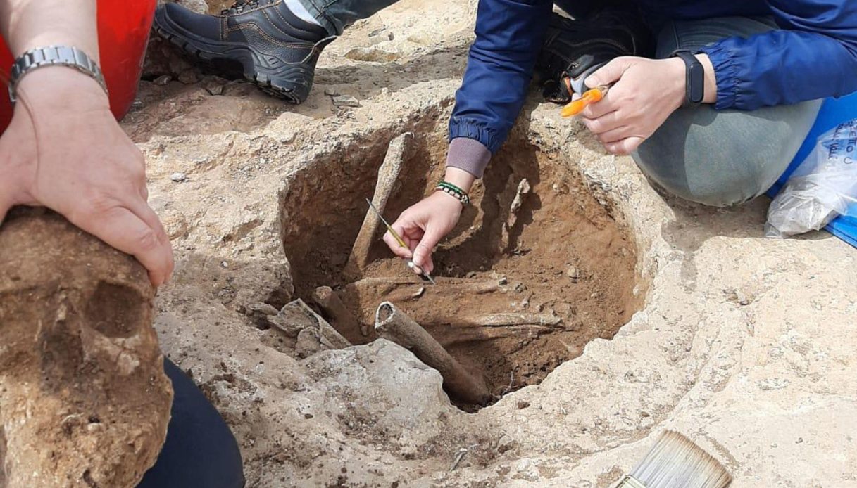 Due nuovi giganti scoperti a Mont’e Prama, l’eccezionale ritrovamento archeologico in Sardegna: gli scavi
