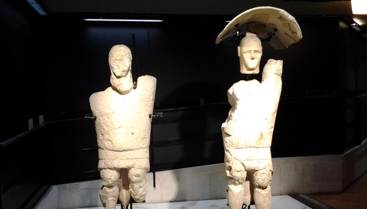Due nuovi giganti scoperti a Mont’e Prama, l’eccezionale ritrovamento archeologico in Sardegna: le immagini